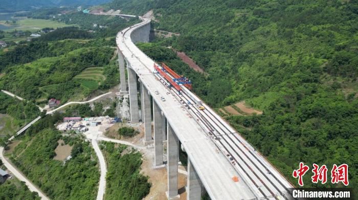 湖南炉慈高速公路实现首个标段双幅贯通