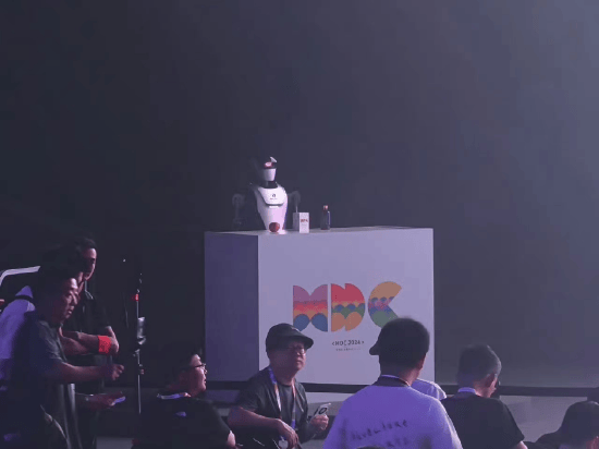 华为开发者大会现场现身人形机器人
